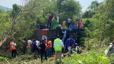 मुंबई गोवा महामार्गावर बस झाली पलटी,10 प्रवाशी जखमी