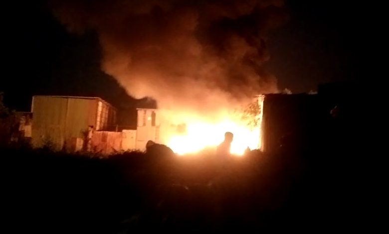 ठाण्यातील मुंब्रा येथील खान कंपाउंड मधील एका गोदामाला आग