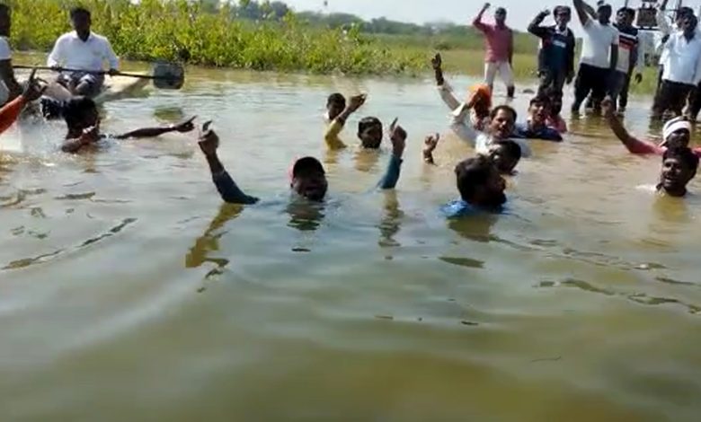 रस्ते आणि पूल नसल्याने शेतकऱ्यांना आणि ग्रामस्थांना करावा लागत आहे जीवघेणा प्रवास