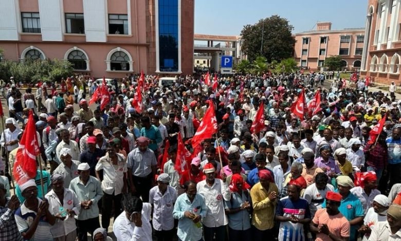 शेतकऱ्यांच्या जमिनीविषयी विविध मागण्यांसाठी किसान सभेचा पालघर जिल्हाधिकारी कार्यालयावर महामोर्चा